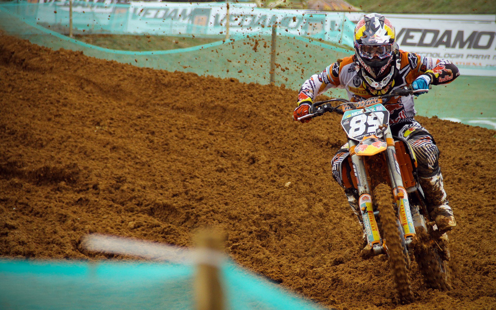 《多平台联动直播：打造全景式的电竞观看体验》，多屏直播互动的平台